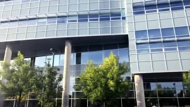 Conducir calle moderna ciudad vidrio superficie edificios corporativos Edmonton Alberta — Vídeo de stock