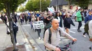 Küresel ısınmaya karşı pankart tutan insanlar Vancouver Canada Eylül 2019 