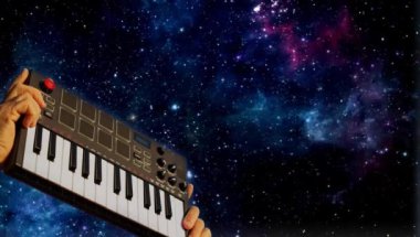 Eller müzik piyanosunu tutuyor arka planda gece gökyüzü 