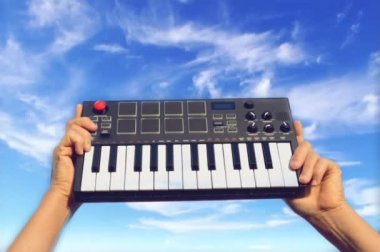 Piyano çalan eller arka plan gökyüzü kavramı