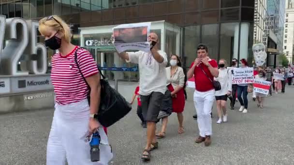 Άνθρωποι διαδηλώνουν υπέρ της Λευκορωσίας 2020 23 Αυγούστου Βανκούβερ Καναδά — Αρχείο Βίντεο