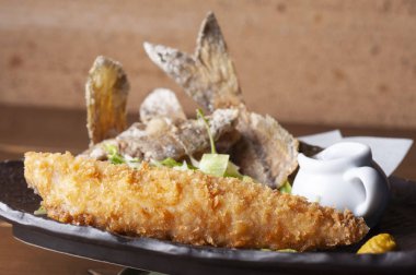 Sonbaharda kızartılmış lezzetli somon