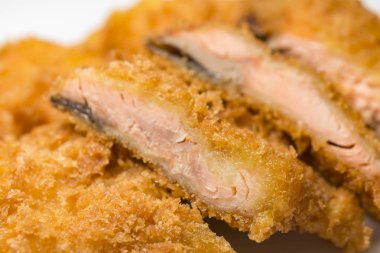 Sonbaharda kızartılmış lezzetli somon