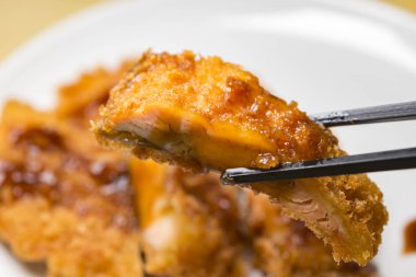 Sonbaharda kızartılmış lezzetli somon