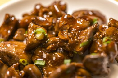 Taze tavuk karaciğer ile simmered