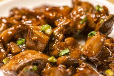 Taze tavuk karaciğer ile simmered