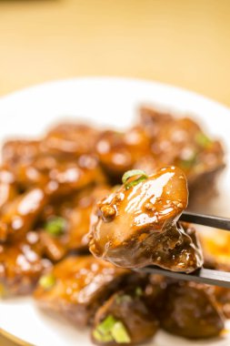 Taze tavuk karaciğer ile simmered