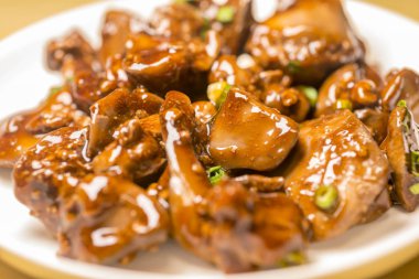 Taze tavuk karaciğer ile simmered