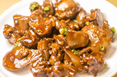 Taze tavuk karaciğer ile simmered