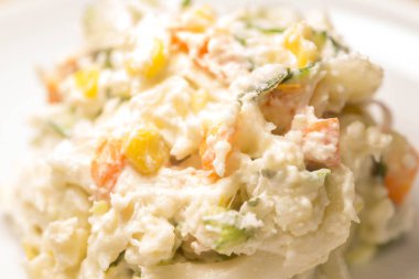 Taze patates ile yapılan patates salatası