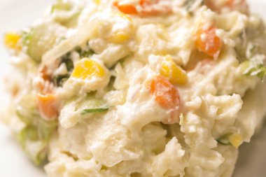 Taze patates ile yapılan patates salatası