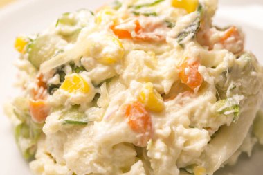 Taze patates ile yapılan patates salatası