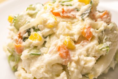 Taze patates ile yapılan patates salatası