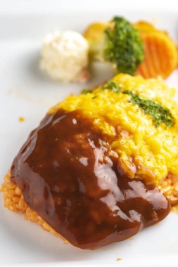 Taze yumurta ile pişirilen lezzetli omlet pirinç