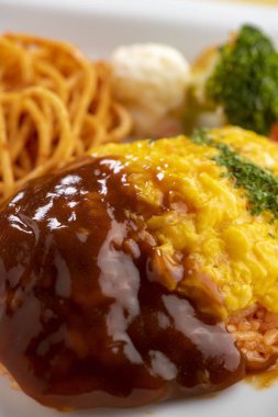 Taze yumurta ile pişirilen lezzetli omlet pirinç