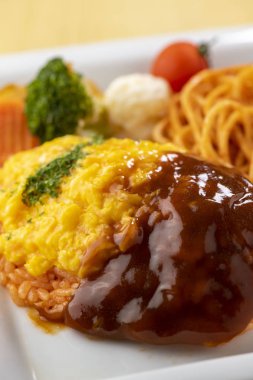 Taze yumurta ile pişirilen lezzetli omlet pirinç