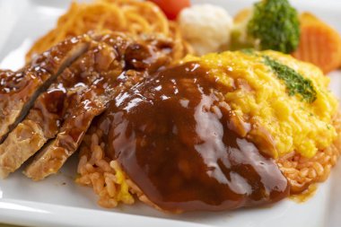 Taze yumurta ile pişirilen lezzetli omlet pirinç