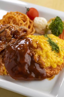 Taze yumurta ile pişirilen lezzetli omlet pirinç