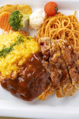 Taze yumurta ile pişirilen lezzetli omlet pirinç