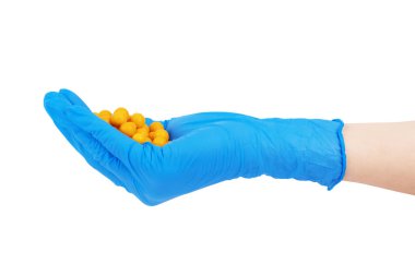 Lastik eldiven hapları beyaz arka plan üzerinde tutarak ellerinde