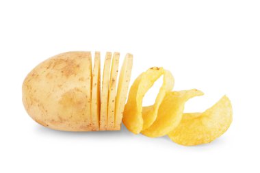 Beyaz arka planda izole edilmiş patates cipsi dilimleri.