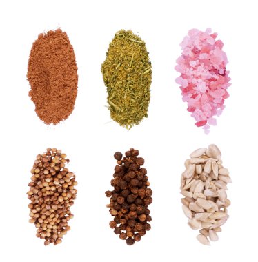 Farklı baharatlar ve otlar beyaz arka plan üzerinde. Baharat koleksiyonu üstten görünüm.