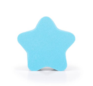 Beyaz arka plan üzerinde makyaj kaldırmak için sünger