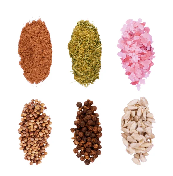 Farklı baharatlar ve otlar beyaz arka plan üzerinde. Baharat koleksiyonu üstten görünüm.