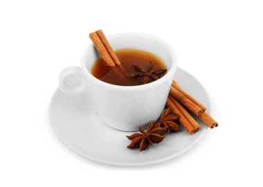 Cam bardak yeşil çay tarçın ile izole üzerinde beyaz arka plan sopa.