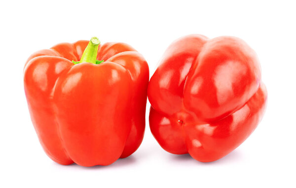 Красный сладкий перец на белом фоне