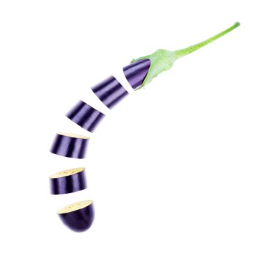 Beyaz bir arka plan üzerinde izole uçuş patlıcan dilimlenmiş Raw