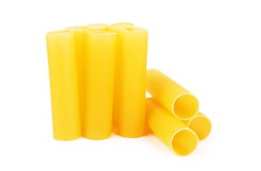 Beyaz arka plan üzerinde makarna makarna