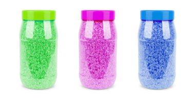 plastik kavanoz pembe renkli tuz kristallerinin beyaz arka plan üzerinde izole dolu