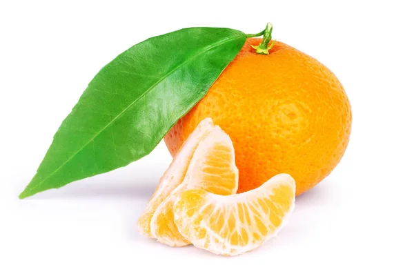 Zralé Mandarinky Listy Plátky Bílém Pozadí — Stock fotografie