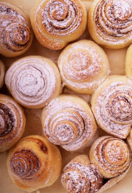 Parşömen kağıt üzerine ev yapımı tatlı tarçın rulo