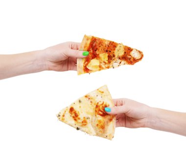 Bir parça et ya da peynir pizza beyaz arka plan üzerinde elinde