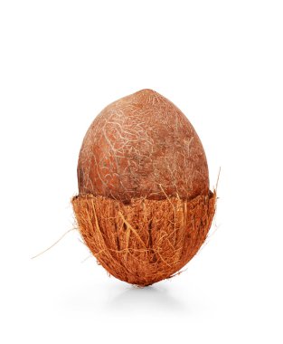 Beyaz arka plan üzerinde izole Hindistan cevizi yarısı