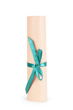 beyaz zemin üzerinde bir yay ile bir tübül mektup bükülmüş