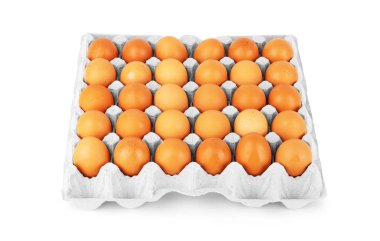 Kağıt ambalaj beyaz arka plan üzerinde kahverengi yumurta