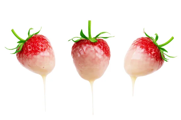 三个草莓在白色的背景上被炼乳浇灌 — 图库照片