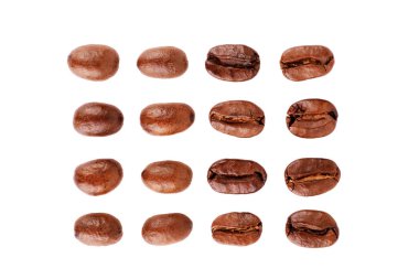 Beyaz arka planda izole edilmiş taze kahve çekirdekleri.