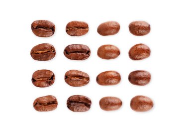 Beyaz arka planda izole edilmiş taze kahve çekirdekleri.