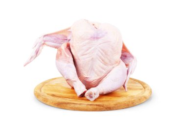 Beyaz arka plan üzerinde izole çiğ tavuk karkas. Çiğ et 