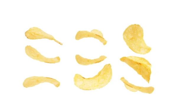 Ziemniaki Staje Się Chipsy Białym Tle — Zdjęcie stockowe