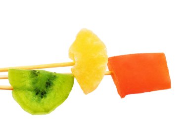 Beyaz arkaplanda kurumuş meyveler