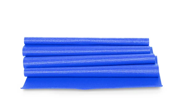 Mavi renk yoga arka plan üzerinde mat — Stok fotoğraf
