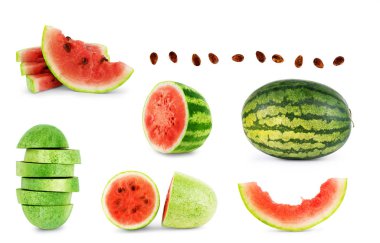 Beyaz set üzerinde izole olgun çizgili karpuz