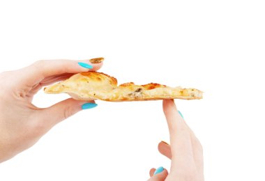 Beyaz arka planda kadın el pizza dilim