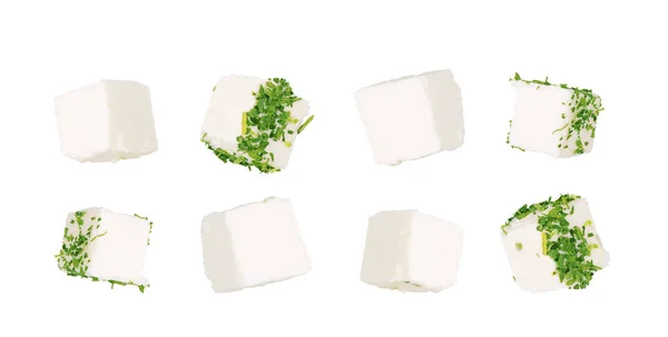 ギリシャのフェタ キューブ。白い背景に分離されたさいの目に切った柔らかいチーズ — ストック写真