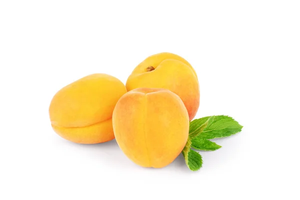 Ізольовані абрикоси. Свіжі цілі абрикосові фрукти з листям і наполовину — стокове фото